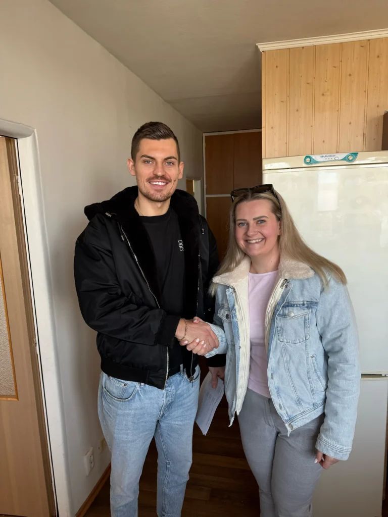 Tomáš Chromek a Petra Jasovská pri odovzdaní bytu