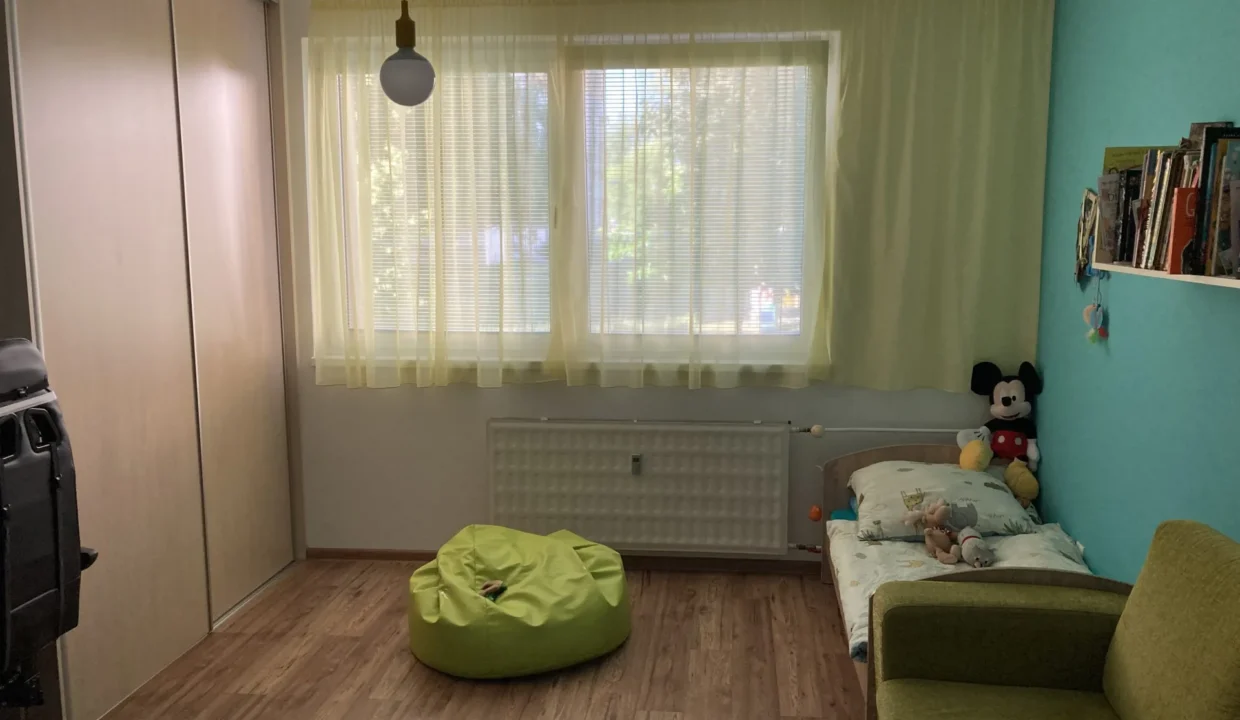 priestranny-3-izbovy-byt-s-lodziou-80-3-m2-textilna-levice-08