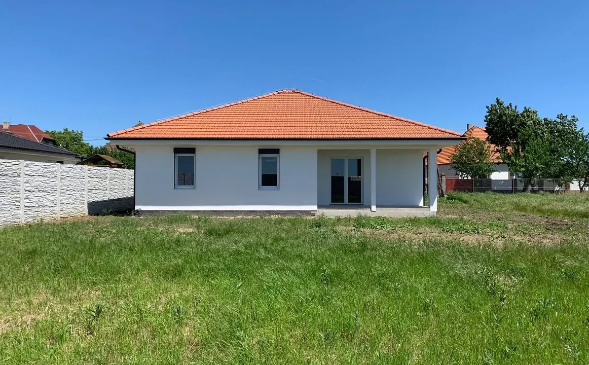 velky-4-izbovy-bungalov-145-55-m2-pozemok-724-m2-vahovce-01