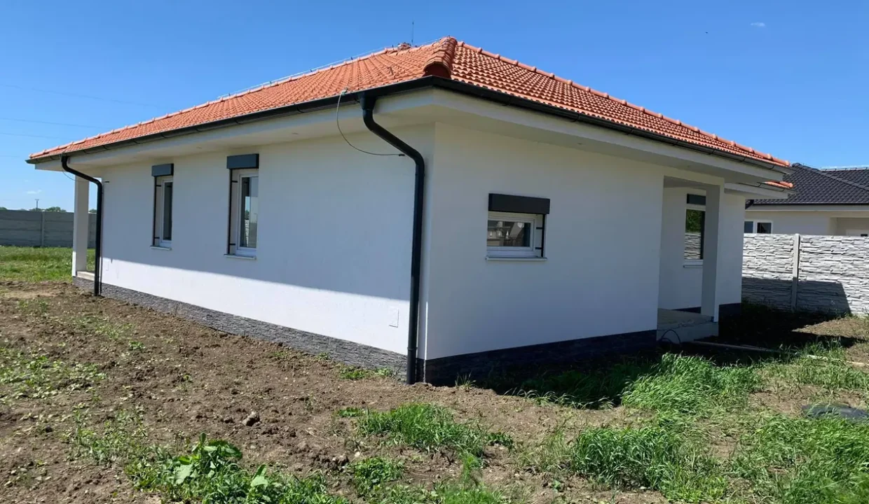 velky-4-izbovy-bungalov-145-55-m2-pozemok-724-m2-vahovce-05
