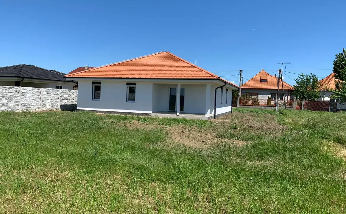 velky-4-izbovy-bungalov-145-55-m2-pozemok-724-m2-vahovce-06